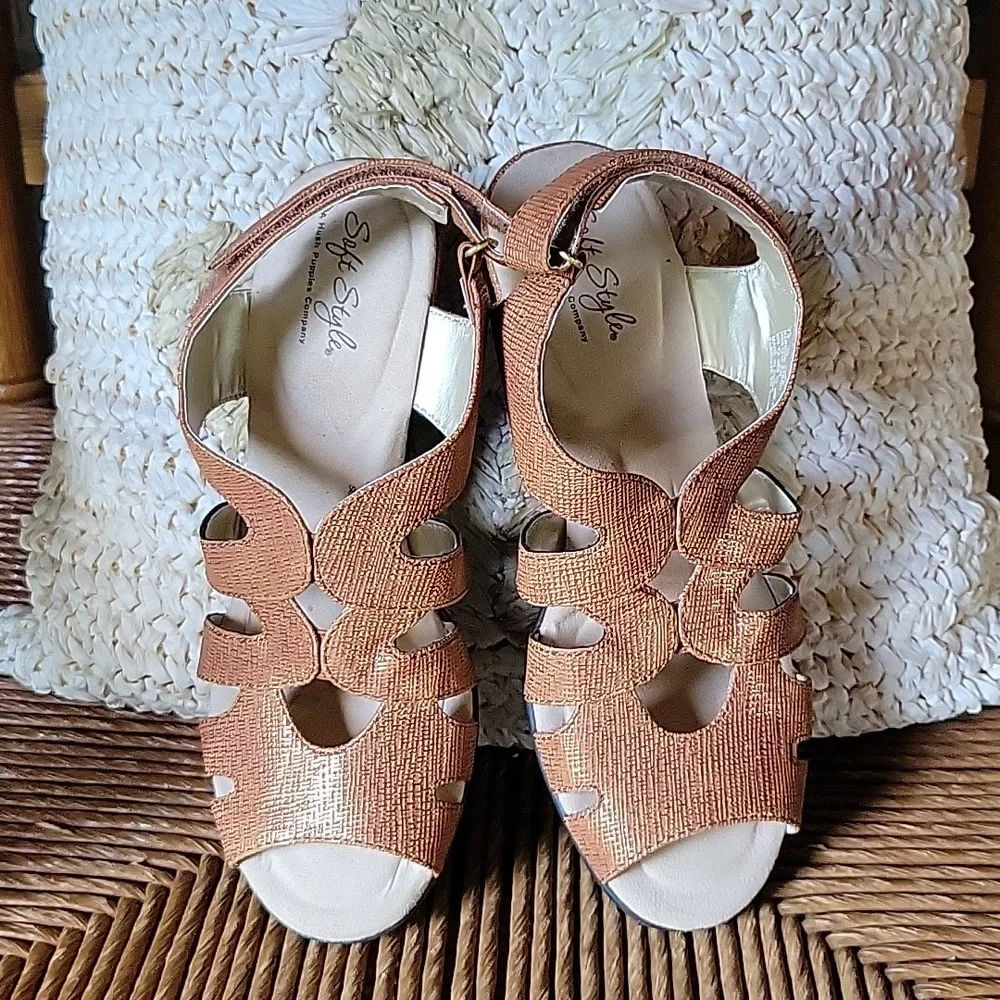 NWOT,  Soft Style Patsie, sandals, size  7.5 narrow, bronze